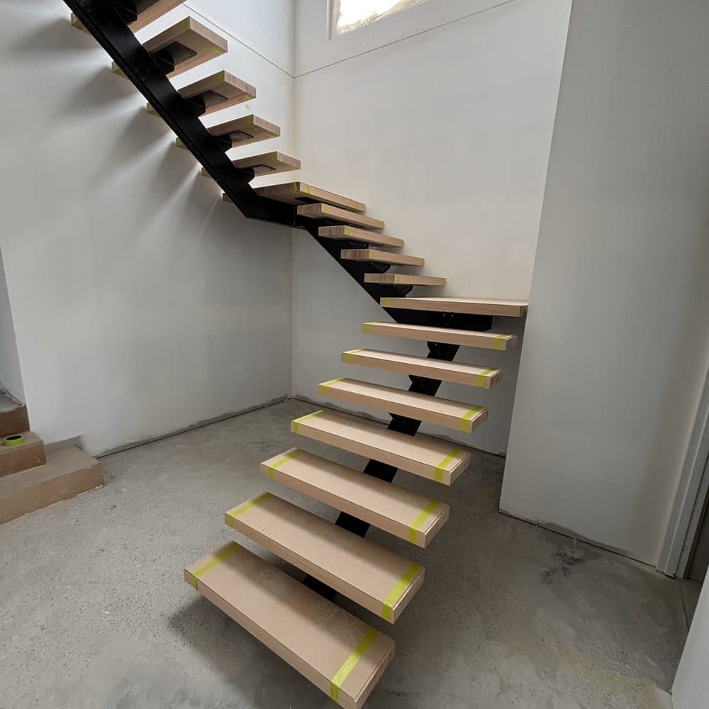 Curved cantilever staircase with steel spine